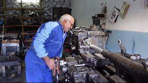 Frymëzuese/ Njihuni me 70 vjeçarin tornitor në Bulqizë që nuk e ndal punën: E kam pasion! Do ta vazhdoj sepse e bëj me qejf