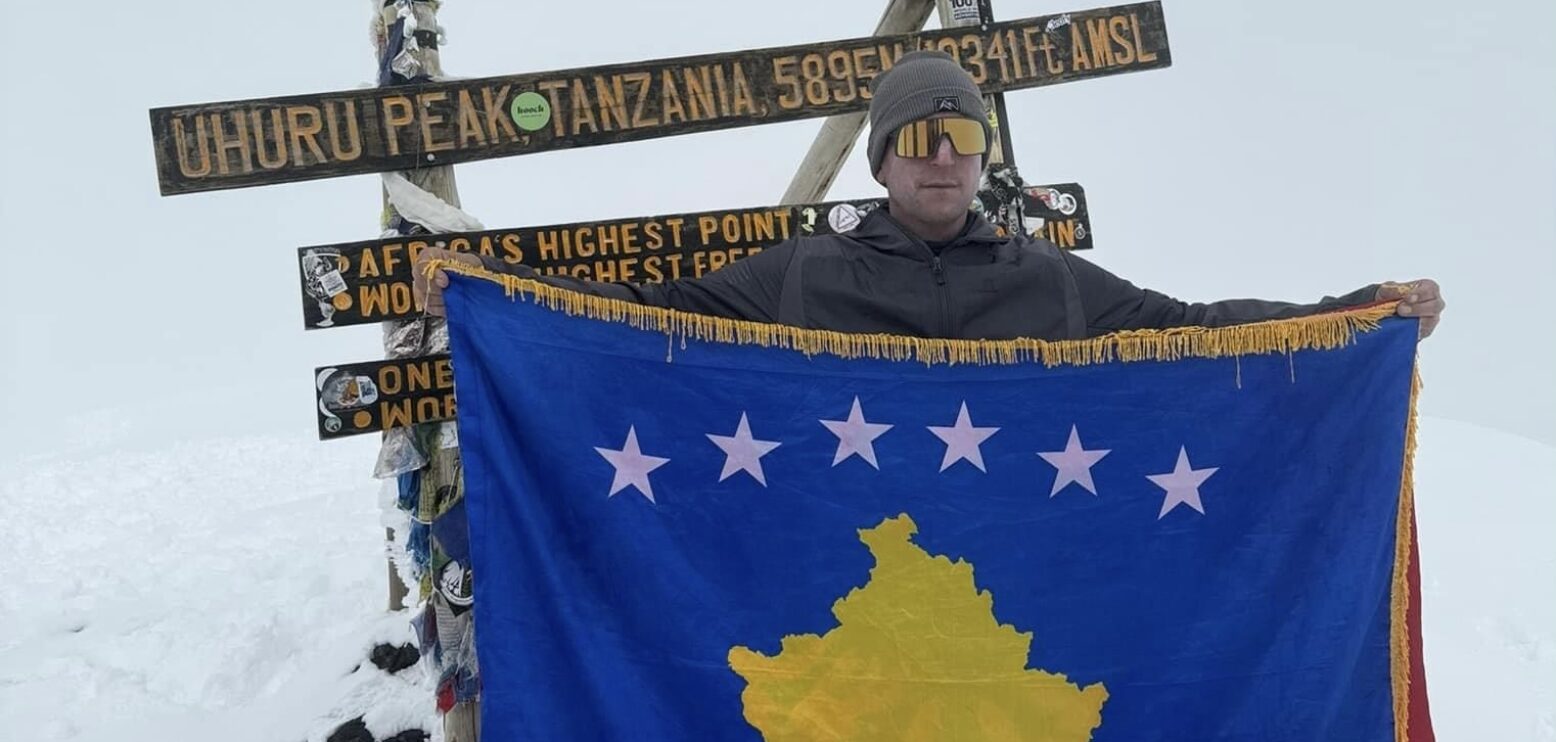 Alpinisti nga Kosova ngjitet në majën e Kilimanxharos, shpalos flamurin e Kosovës