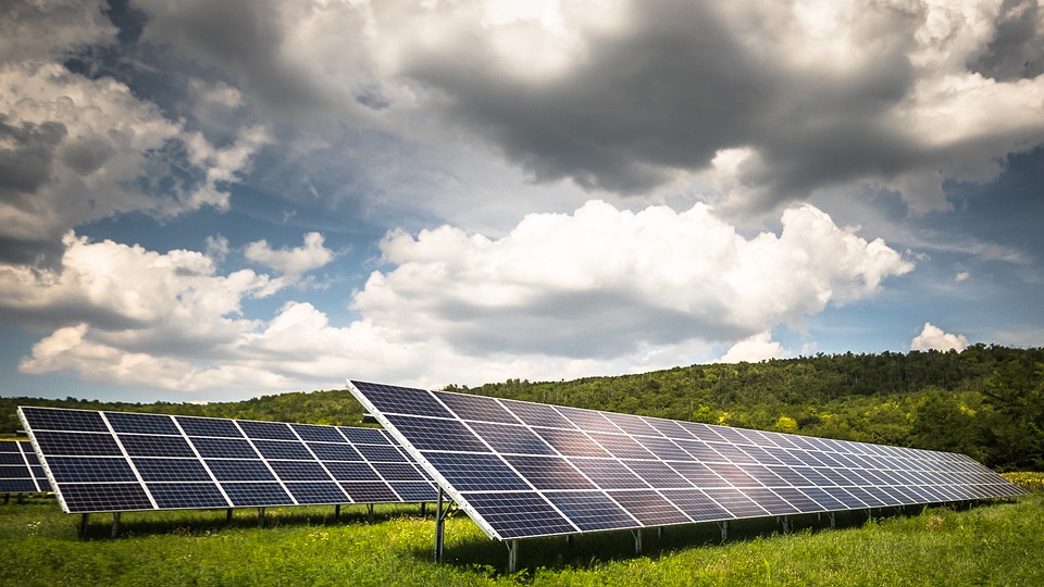 Fotovoltaikët, ERE licencoi 15 subjekte gjatë vitit 2022, kapaciteti 227 MW