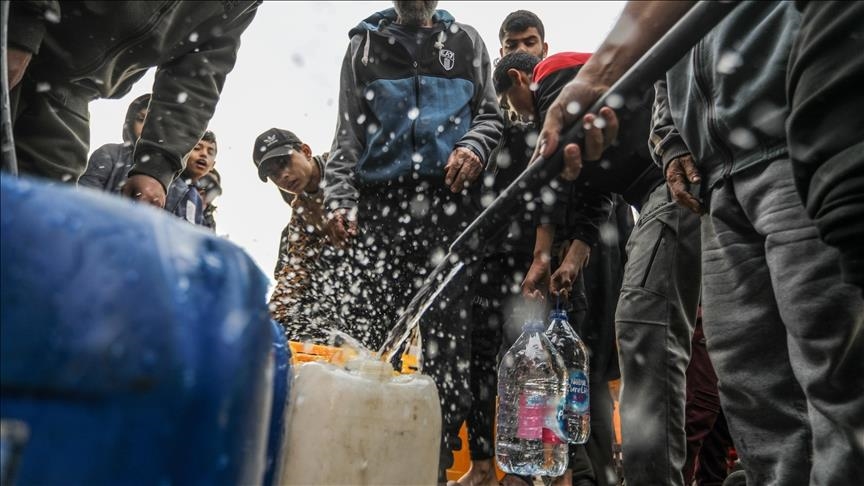 Njerëzit në Gaza detyrohen të pinë ujë të pistë derisa sulmi i Izraelit vazhdon