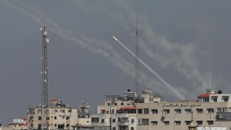Krahu ushtarak i Hamasit sulmon me raketa Tel Avivin