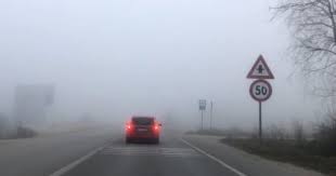 Rruga e Kombit 'pushtohet' nga mjegulla, vështirësi në qarkullimin e mjeteve! Apeli ndaj shoferëve