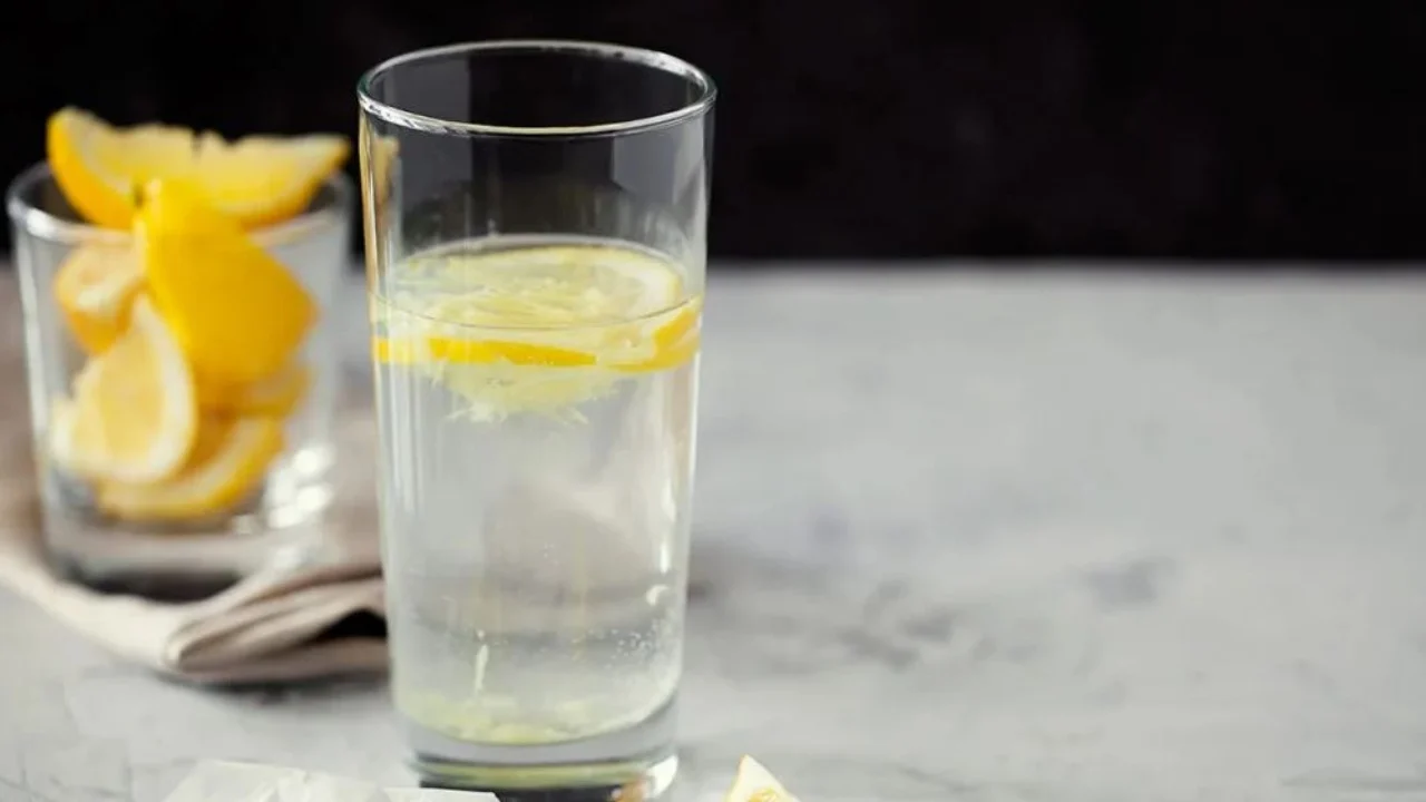 Nëse e konsumoni për të humbur peshë, njihuni me rreziqet e pirjes së ujit me limon çdo ditë
