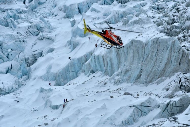 Rrëzohet helikopteri pranë malit Everest, humbin jetën 5 turistë