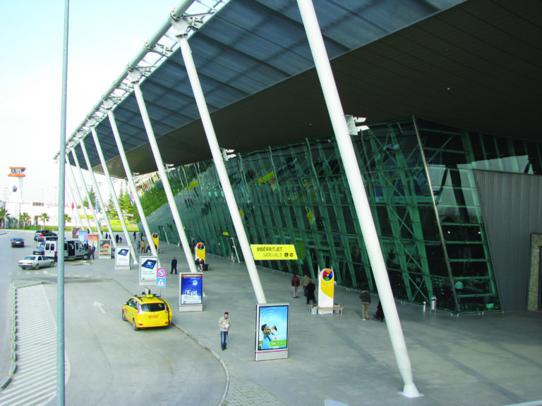 Taksitë në zonën e mbërritjeve të aeroportit ngelen monopol, vendimi i Autoritetit të Konkurrencës nuk zbatohet