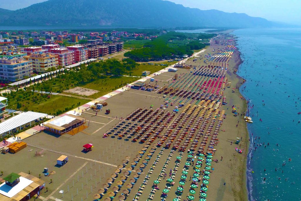 Rama publikon pamje nga plazhi i Velipojës që pret çdo vit mijëra pushues