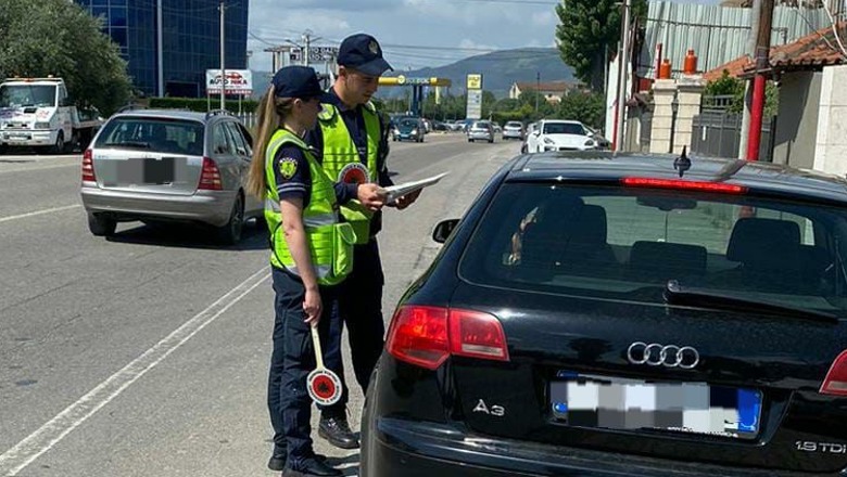 Policia rrugore kontrolle në akset kryesore në Elbasan, në pranga një drejtues mjeti dhe nën hetim 3 të tjerë