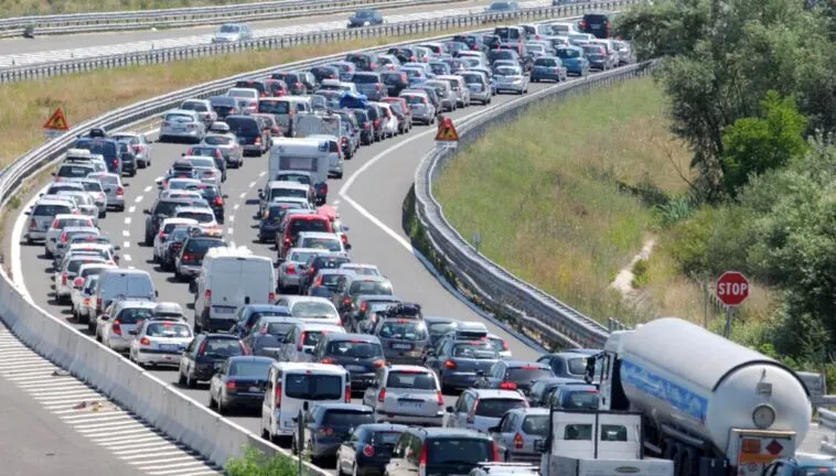 Përse në autostrada mund të ketë trafik pa asnjë arsye?