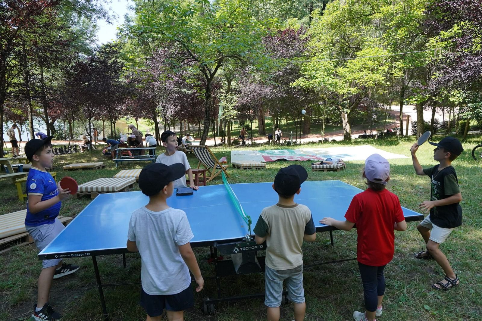 Fëmijët i bashkohen aktiviteteve të kampit veror në parkun e madh të Liqenit Artificial