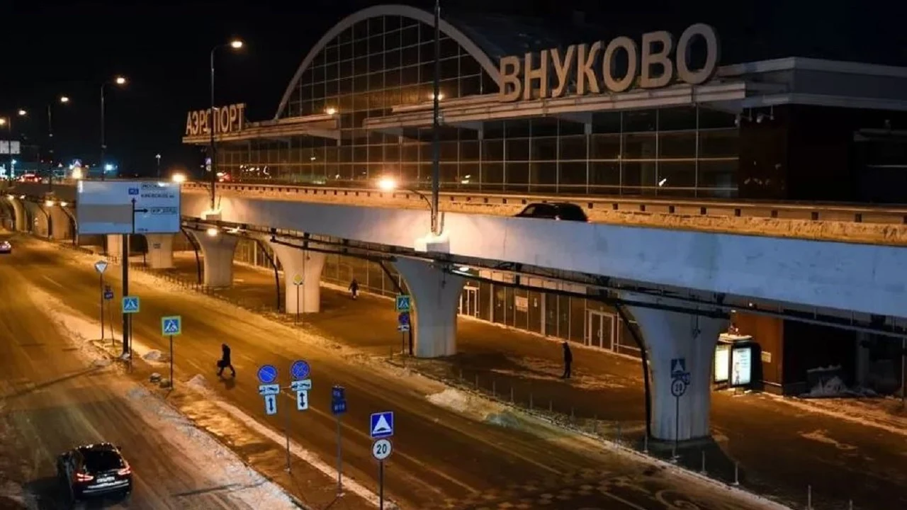 Sulm me dron në aeroportin e Moskës, ndërpriten fluturimet kryesore