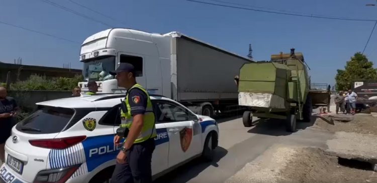 Përplaset autokombanja me kamionin, bllokohet qarkullimi në aksin Fier-Seman