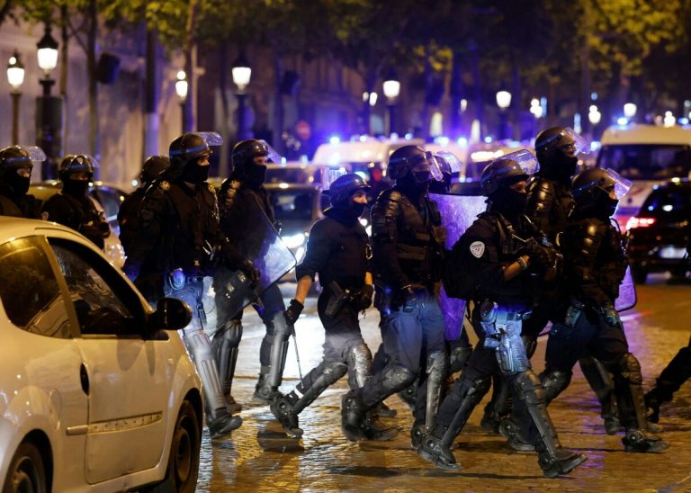 Franca mobilizon 45 000 policë pas trazirave të frikshme