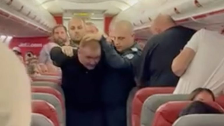  Dramë në fluturimin Turqi-Britani, pasagjeri i dehur tenton të hap derën e aeroplanit, piloti detyrohet të bëjë ulje emergjente në Bullgari