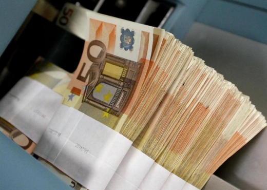 Kush e rrëzoi euron?! Ndonëse ra në nivele rekord, në Shqipëri ka hyrë më pak valutë zyrtarisht