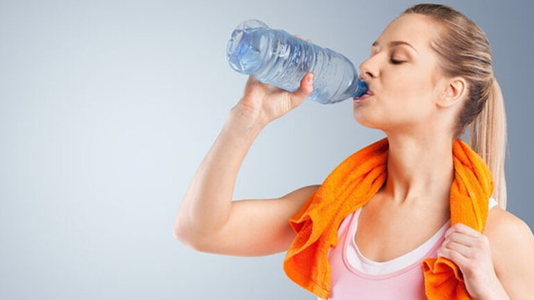 Uji, thelbësor për shëndetin! Ja çfarë mund të shkaktojë dehidrimi në trup nëse nuk konsumoni mjaftueshëm