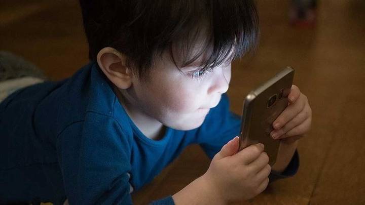 Telefonat celularë rrisin rrezikun e miopisë te fëmijët