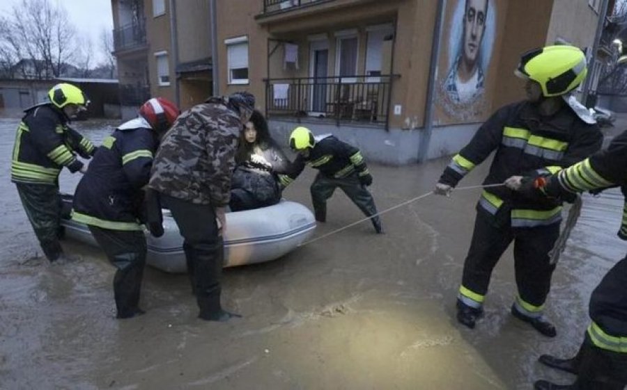 Serbia nën ujë/ Gjendje e jashtëzakonshme në 26 qytete për shkak të reshjeve të dendura
