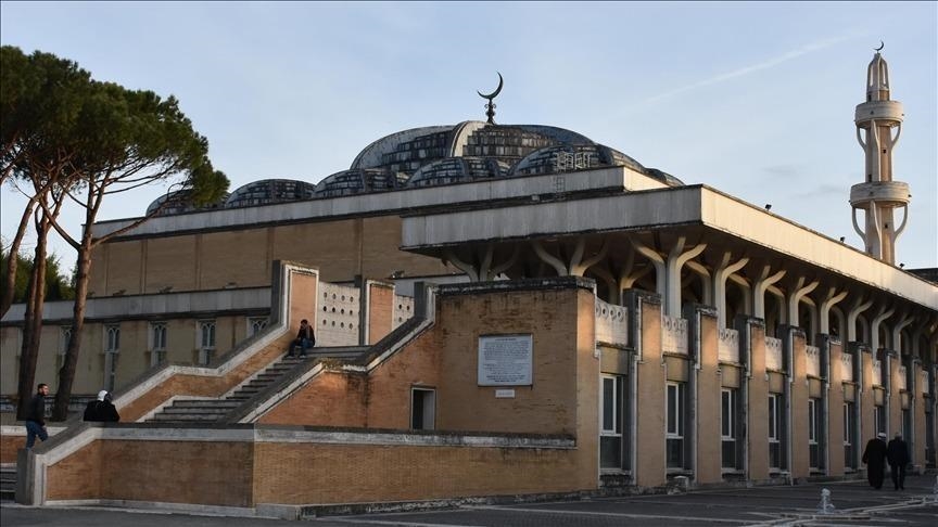 Itali, partia e krahut të djathtë përgatit projektligj për ndalimin e hapësirave për namaz jashtë xhamive