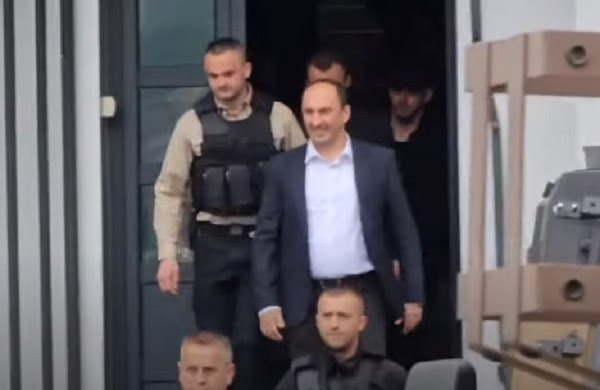 Ministri Aliu viziton kryetarin e Leposaviçit, protestuesit e qëllojnë me vezë