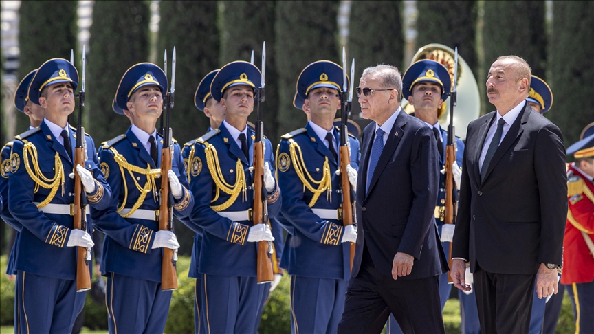 Presidenti Erdoğan pritet me ceremoni zyrtare në Baku nga homologu azerbajxhanas Aliyev