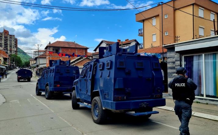 Protestat në veri të Kosovës, mjetet e blinduara të njësisë speciale vendosen në Lagjen e Boshnjakëve