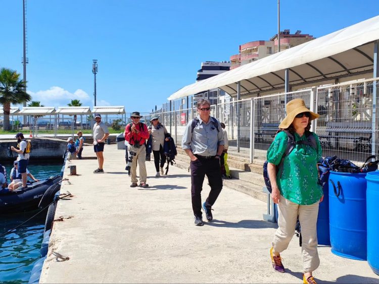 Të huajt vijnë, shqiptarët ikin, turizmi shënon të ardhura e shpenzime rekord