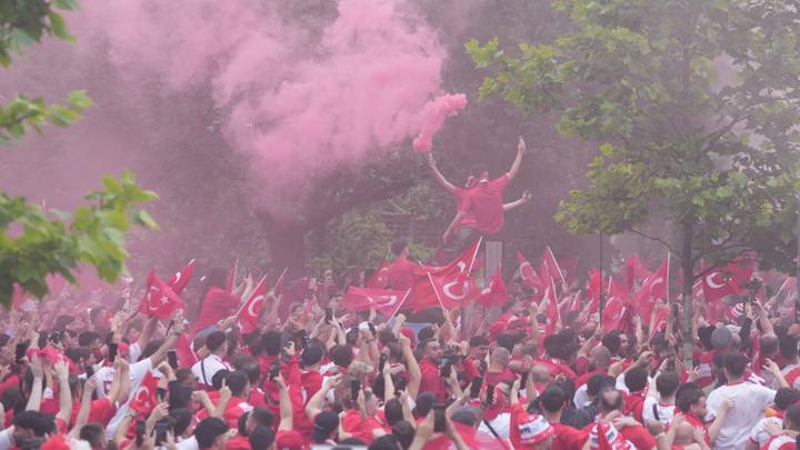 EURO 2024: Tifozët e Türkiyes ndezin atmosferën në Dortmund