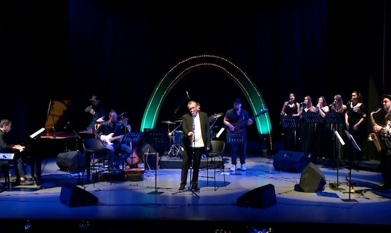 Mbrëmje serenatash në Korçë, këngëtari Kondakçi sjell për publikun koncertin recital