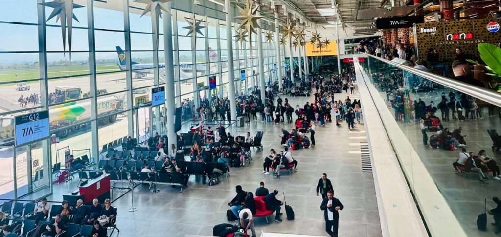 TIA: Pasagjerët të mbërrijnë në aeroport 3 orë para nisjes