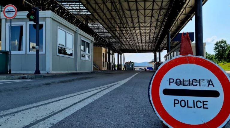 Tri pika kufitare me Serbinë vazhdojnë të jenë të bllokuara për kamionët dhe autobusët