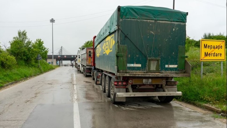Serbët bllokojnë rrugët në pikat kufitare në Jarinjë, Bërnjak e Merdare! S'lejojnë kalimin e kamionëve nga Kosova