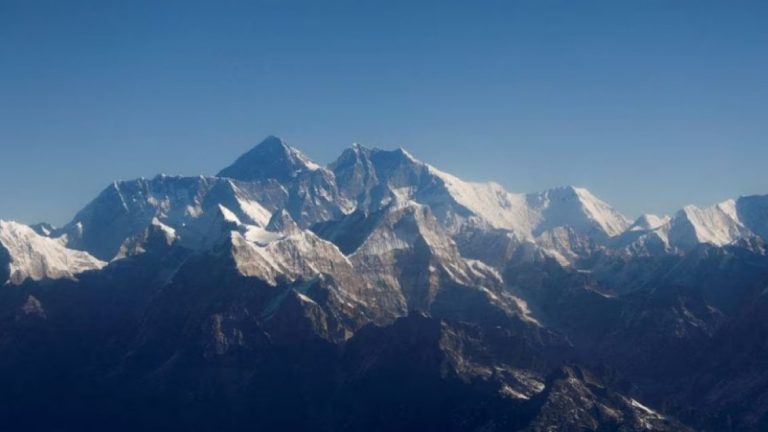 Alarmi që japin shkencëtarët: Akullnajat në Himalaja po shkrihen me ritëm të paprecedent, rrezikohen nga përmbytjet gati 2 miliardë njerëz