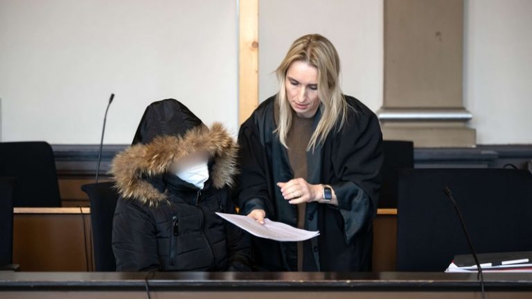 Përvëloi vajzën e saj 4-vjeçare dhe nuk e dërgoi në spital, dënohet me burg përjetë 25-vjeçarja me origjinë shqiptare në Gjermani