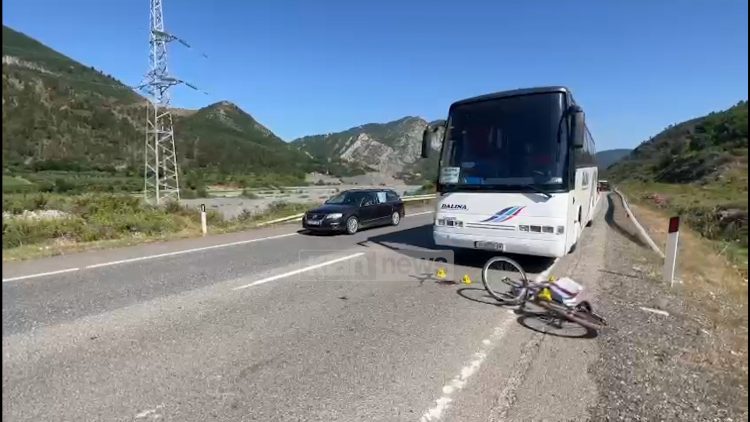 Aksident me vdekje në”Rrugën e Kombit”, autobusi përplas personin që lëvizte me biçikletë