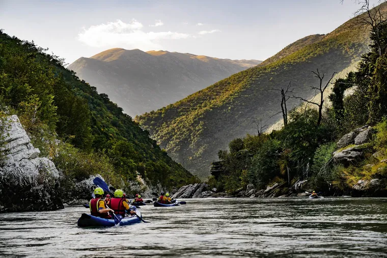 “National Geographic France” artikull për Vjosën: Udhëtim përmes zemrës së egër të Shqipërisë