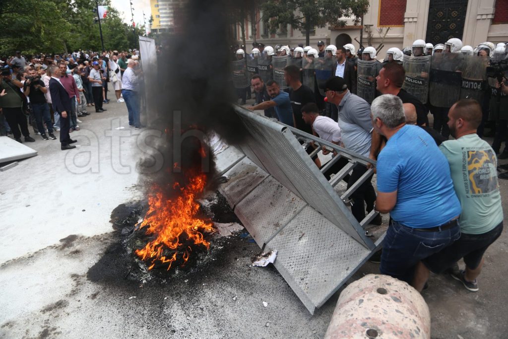 Protestuesit e opozitës djegin goma përpara bashkisë së Tiranës