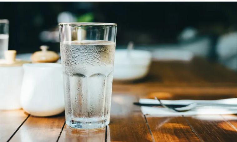 Pesë përfitimet shëndetësore të ujit, sasia që duhet të pini në ditë