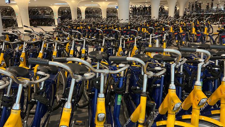 Amsterdam: Parkingjet e biçikletave nuk mjaftojnë