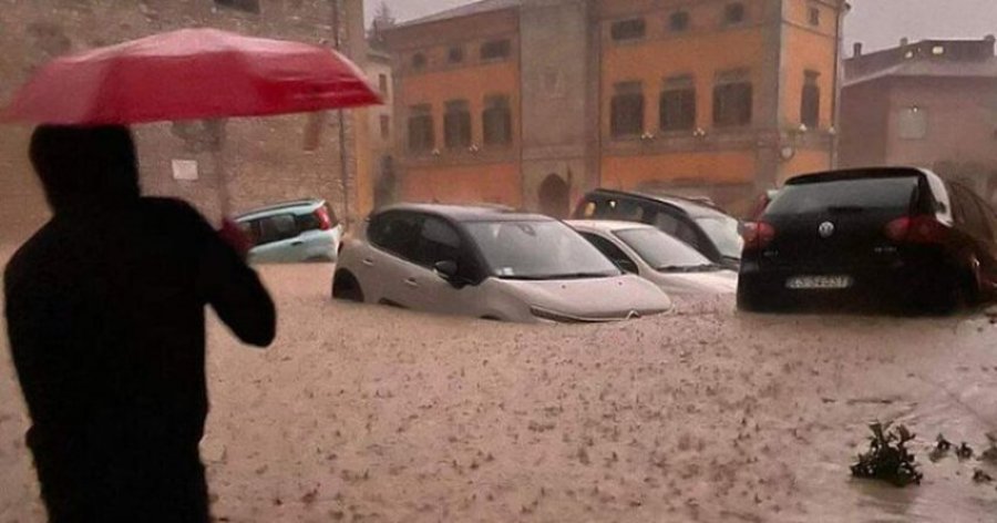 Moti i keq, meteorologu: Tokat nuk thithin më shi, ja çfarë pritet të ndodhë me Italinë