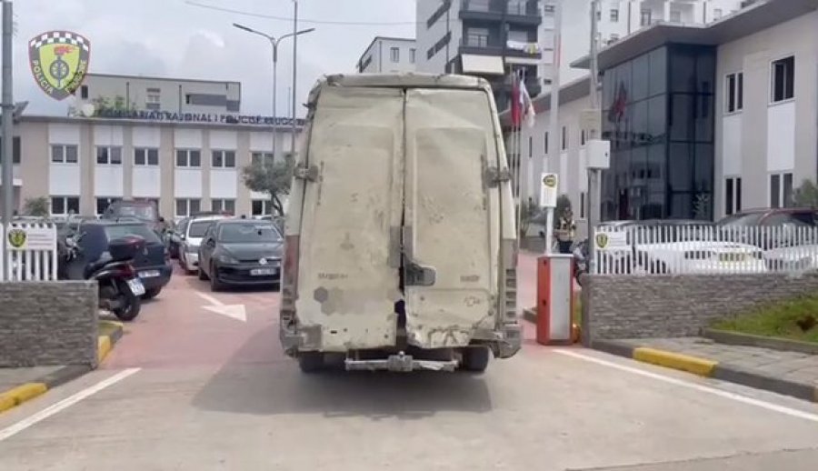 Tiranë, nuk plotësonte kushtet për të qarkulluar, bllokohet furgoni dhe gjobitet me 200 mijë lekë