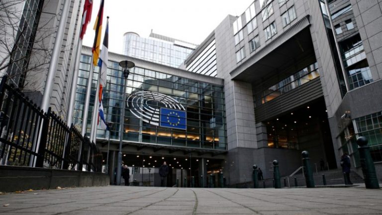Kritika të forta për ‘pasaportën e artë’ dhe frikësimin e gazetarëve, Euractiv: Draft rezolutën e PE-së e hartoi një eurodeputete socialiste