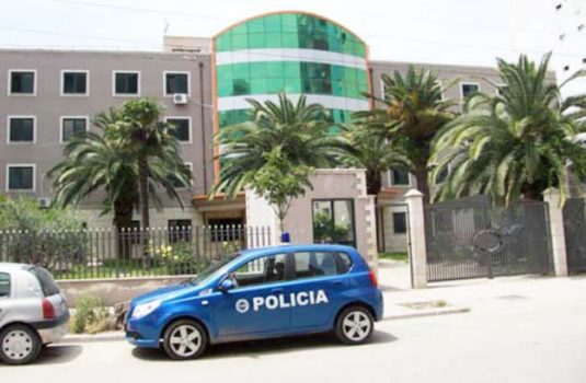 Njëri në pranga për vjedhje, një tjetër për dhunë në familje, 3 të arrestuar në Durrës