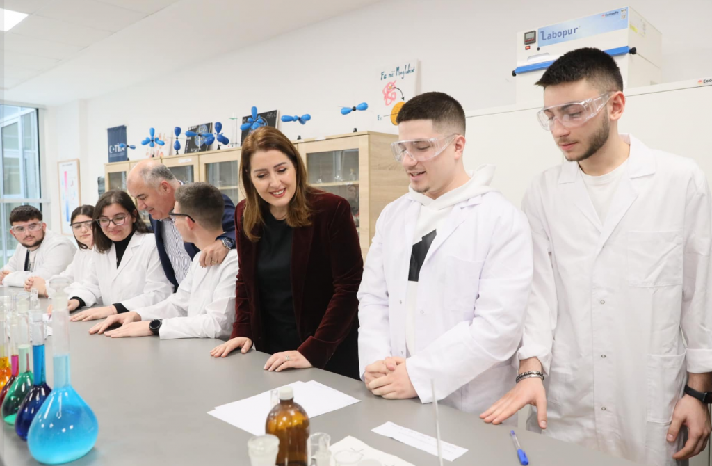 Manastirliu dhe ambasadori turk Atay, vizitojnë laboratorët e rinj të teknologjisë te “Sami Frashëri” në Tiranë