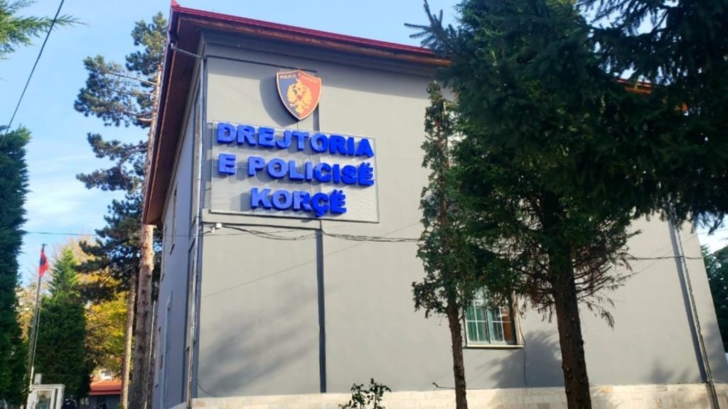 U gjetën emigrantë të paligjshëm në makinat e tyre, në ndjekje penale dy persona në Korçë, një i arrestuar