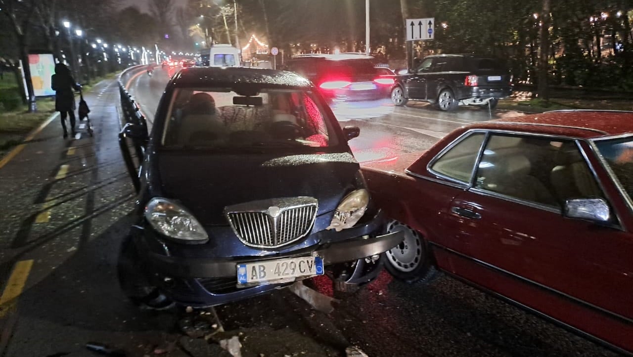 Aksident në Tiranë/ Makina merr përpara barrierën e rrugës dhe hipën mbi trotuar