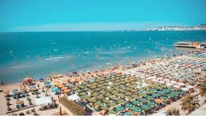 Durrës, rritet kërkesa për të punuar guidë turistike