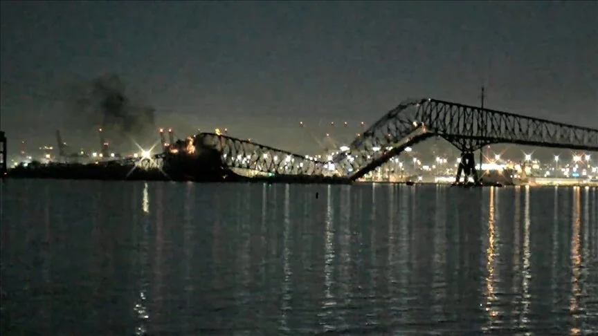 SHBA, anija godet dhe shemb një urë, disa automjete bien në ujë