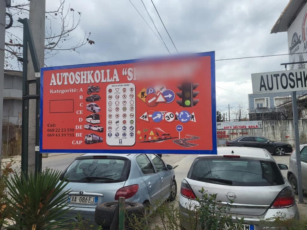 DPRRTSH pezullon aktivitetin e 11 autoshkollave në Tiranë