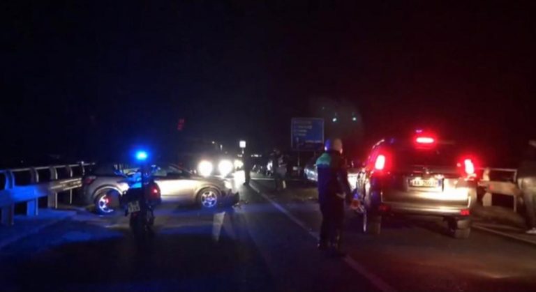 Moti i keq, aksident në Elbasan, përplasen tre makina, një prej tyre shkatërrohet plotësisht