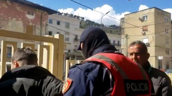 Dhunoi për vdekje 52-vjeçarin që po vidhte pula, lihet në burg i riu në Kuçovë